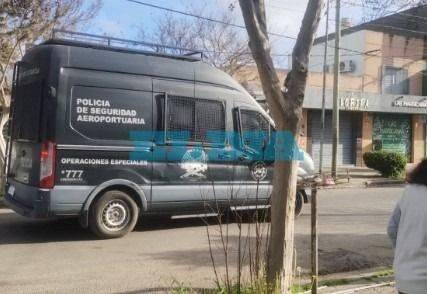 Allanamientos de la Policía Aeroportuaria en la zona oeste de La Plata: ¿qué pasó?