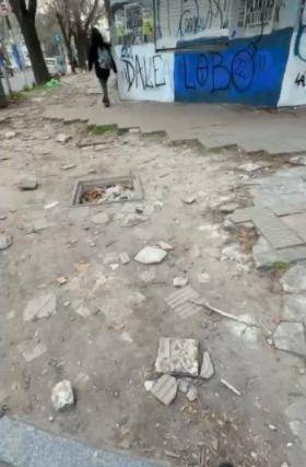 Una vereda en mal estado que genera riesgo en la cuadra de 60 entre 1 y 2