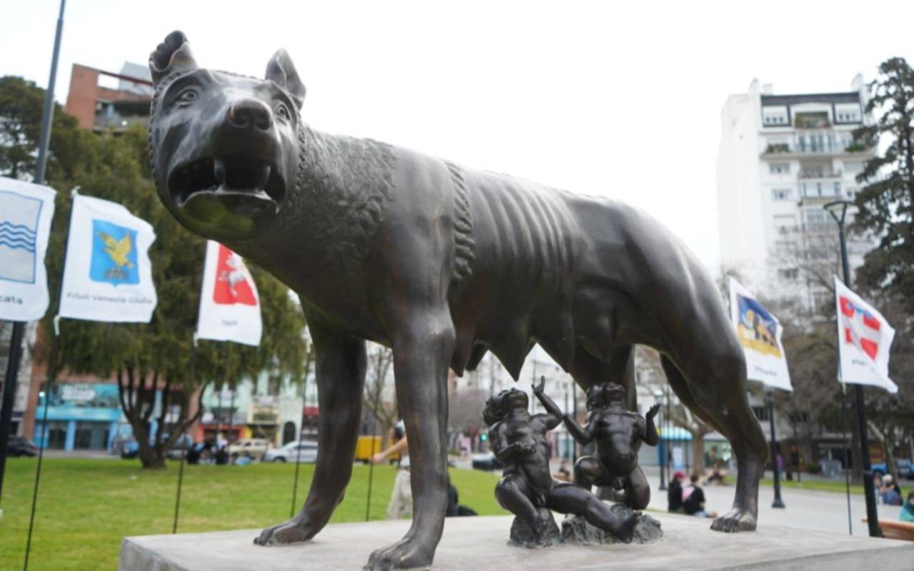 La Plata: presentaron la Loba Capitolina en Plaza Italia