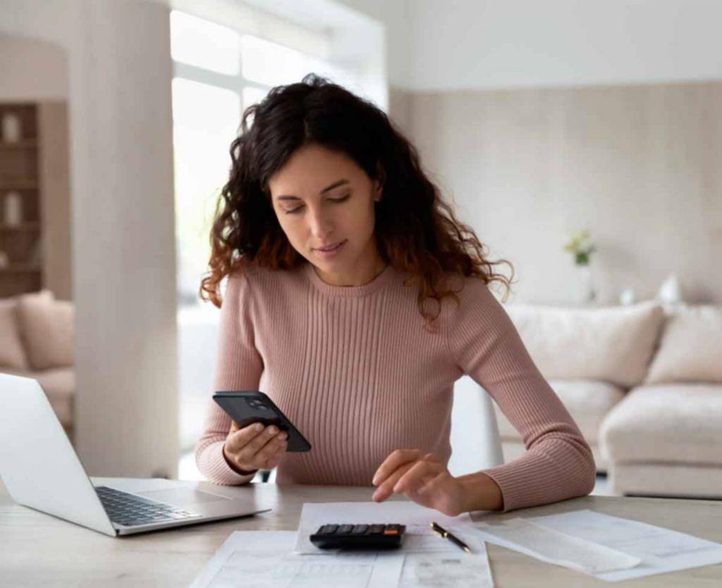 Hay más mujeres que hombres con acceso al sistema bancario