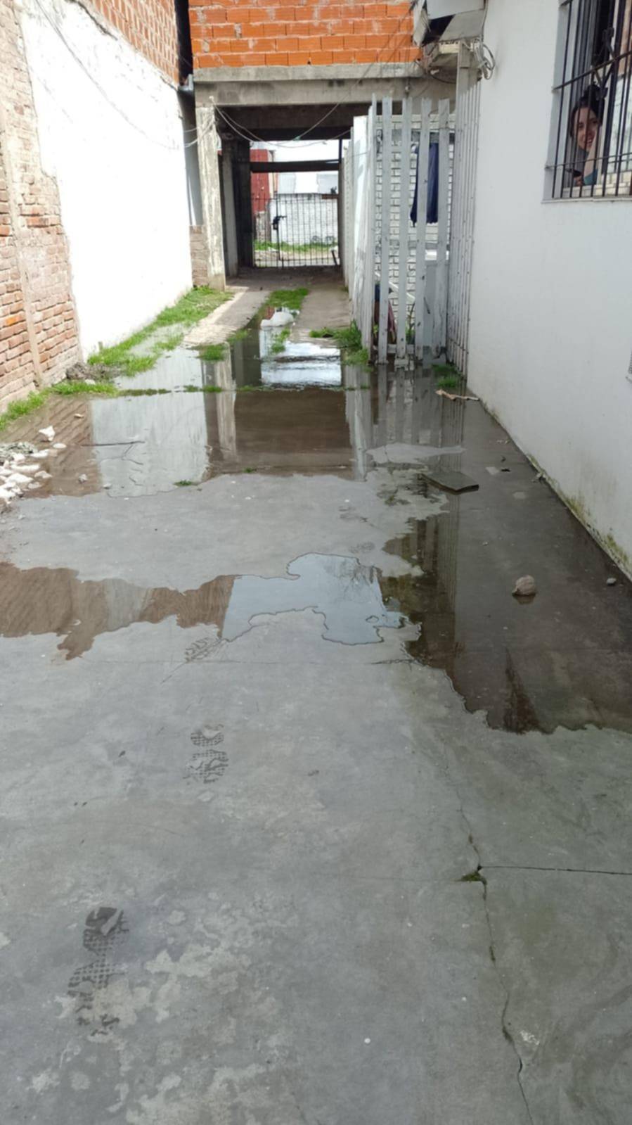 Rebalsó la cloaca y hay riesgo sanitario en una casa de Los Hornos