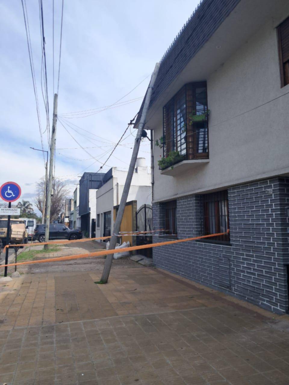 Cayó un poste de luz en la vereda de 60 y 132 en Los Hornos