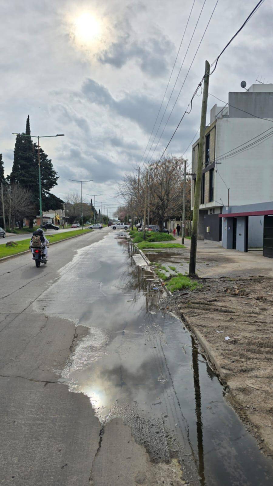 Queja vecinal por una pérdida de agua y 9 meses sin respuesta de ABSA