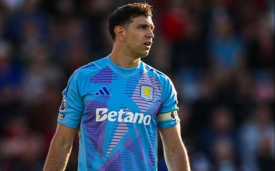 ¿Dibu Martínez al Manchester United?: el arquero no jugó y empieza a despedirse del Aston Villa