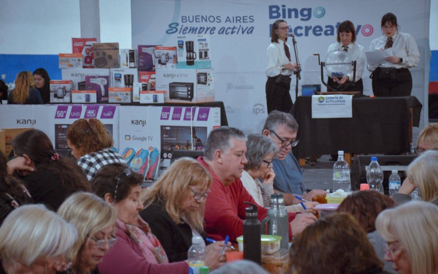 Bingo recreativo para los vecinos de Tolosa: más de 600 adultos mayores disfrutaron de la jornada