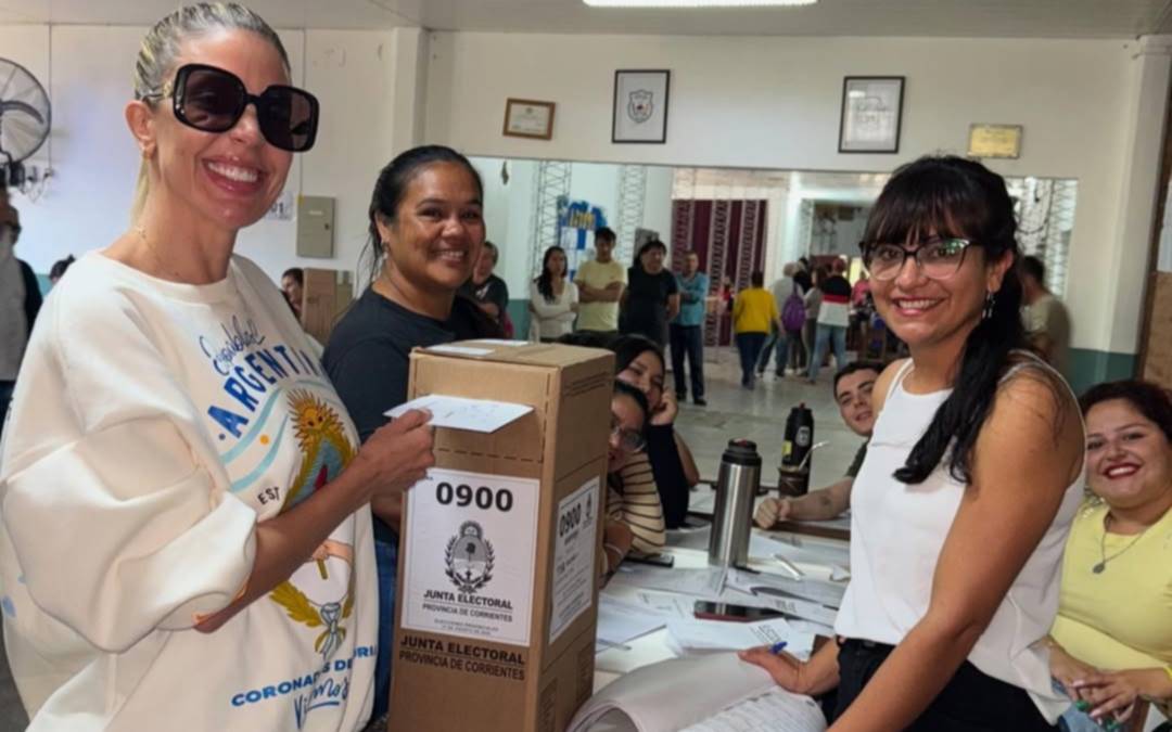 Virginia Gallardo, vedette y candidata libertaria, tras votar en Corrientes: "Tenemos la oportunidad de elegir el futuro"