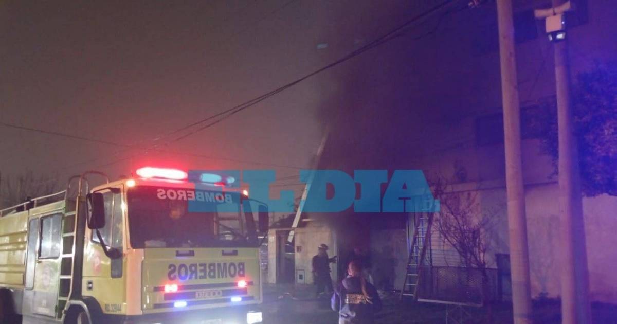 Una mujer y su hijo se salvaron tras un incendio en el garaje de una casa en Los Hornos | El Dia