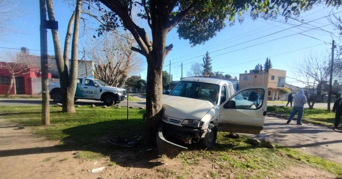 Chocaron dos utilitarios en Las Quintas y uno se estrelló contra un árbol | El Dia