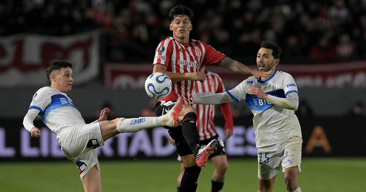 Estudiantes dejó escapar la victoria y empató ante Universidad Católica en un duelo friccionado