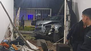 Manejaba alcoholizado y se incrustó en una casa en La Plata: nena de 4 años resultó herida