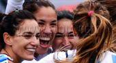 Argentina goleó a España y quedó solo en la punta