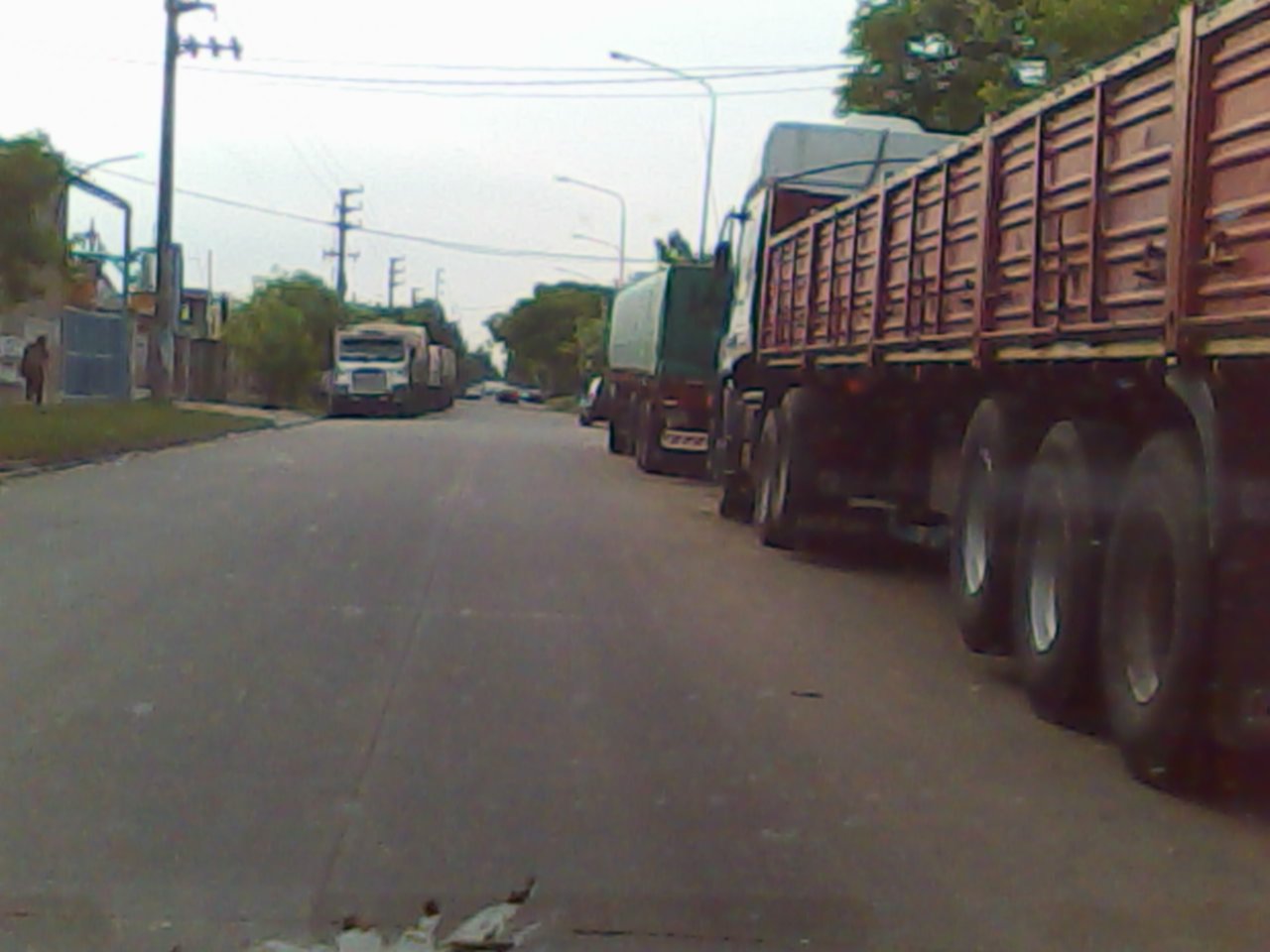 Bernal: denuncian el mal estacionamiento de camiones