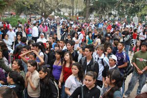 La plaza Florencio Varela se llenó de jóvenes