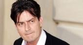 Charlie Sheen firmó la paz con Warner