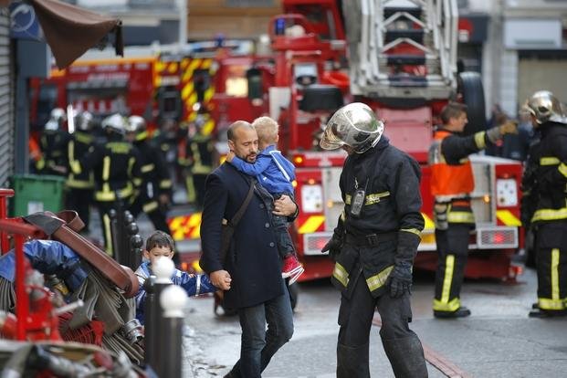 Ocho muertos al incendiarse edificio en París: creen que fue intencional