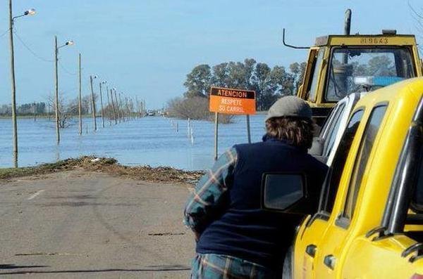 Varias rutas bonaerenses continúan cortadas por las inundaciones