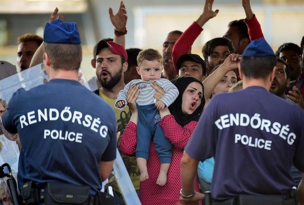 En medio del caos, Hungría se endurece con los inmigrantes