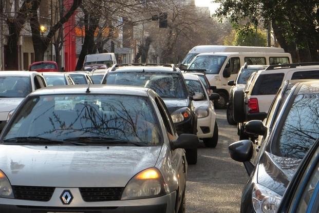 La odisea de conducir taxis y remises en La Plata