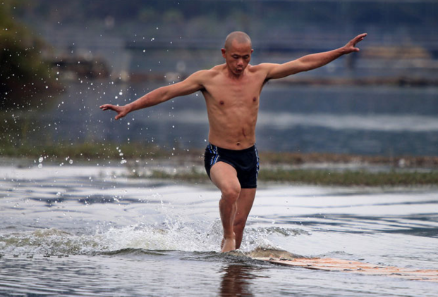 El monje shaolin que puede correr sobre el agua