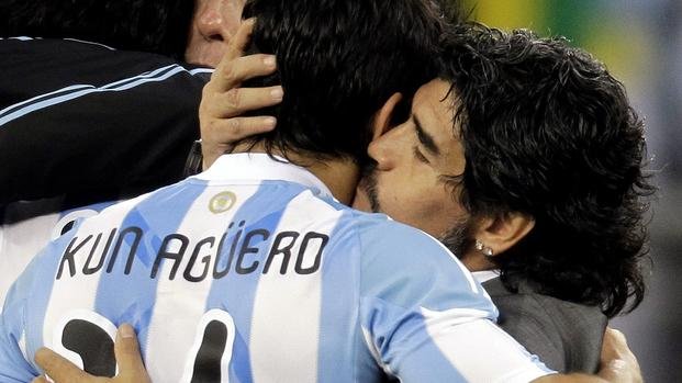 Goleada y algo más: el Kun igualó a Diego Armando Maradona