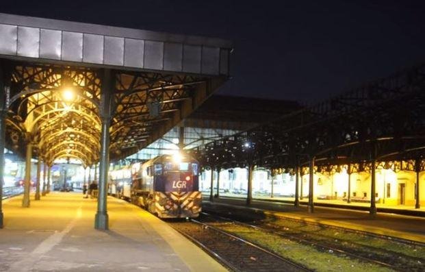 VIDEO: El último viaje del tren a diésel por las vías de la linea Roca