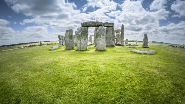 Descubren al lado de Stonehenge piedras mayores