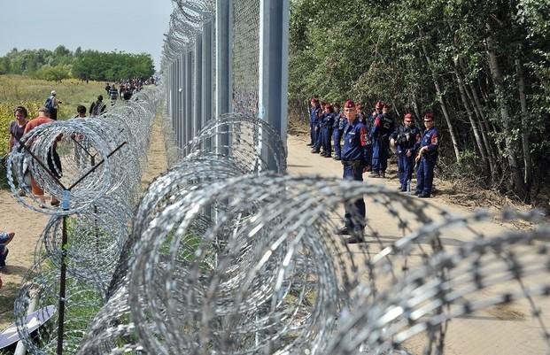 Hungría extiende su valla fronteriza y detiene a cientos de inmigrantes