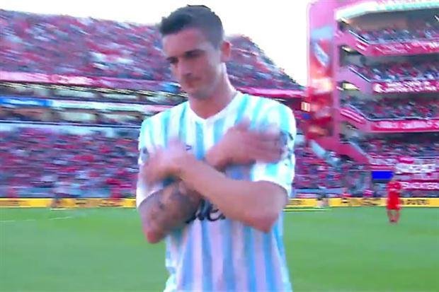Tito Noir dijo que se equivoco con su gesto pero se quejó por una bandera