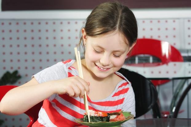Sushi a los chicos, una moda que desaconsejan