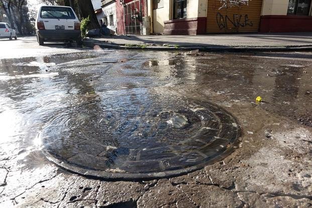 Penurias en 15 y 47: desperdicios cloacales inundan toda la esquina