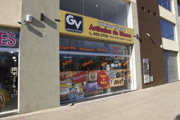 Encañonan a dos empleados para asaltar un mayorista de golosinas