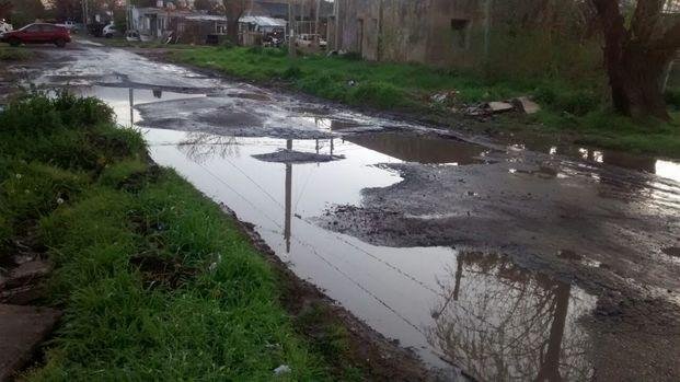 Baches: denuncian calle impenetrable en 57, 141 y 142