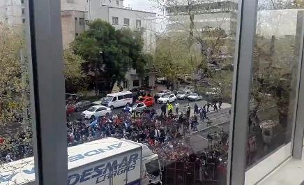 Los hinchas argentinos desafíron el frío mendocino y los jugadores salieron a saludar a la terraza