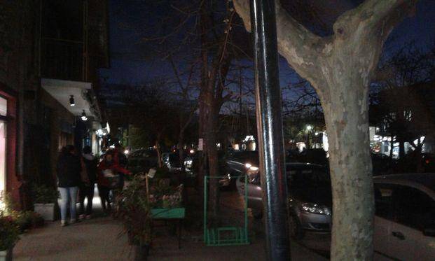 Quejas en Villa Elisa por apagón 
de luminarias en avenida comercial