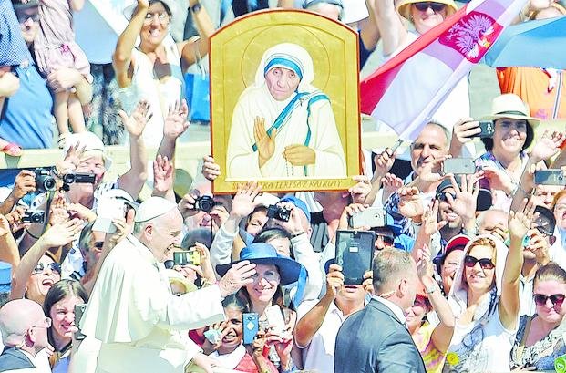 Ante más de 120 mil personas, el Papa canonizó a la Madre Teresa