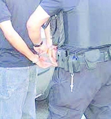No podía acercarse a la casa de su ex, regresó y quedó detenido
