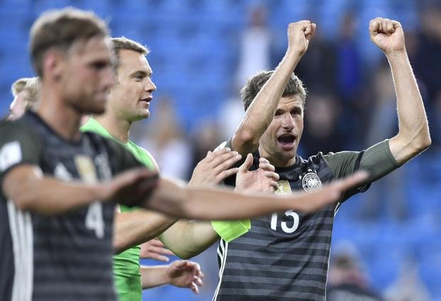 Alemania goleó e Inglaterra triunfó de manera agónica