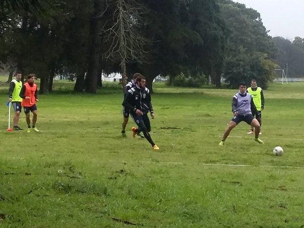 El plantel albiazul se entrenó bajo la lluvia en Abasto