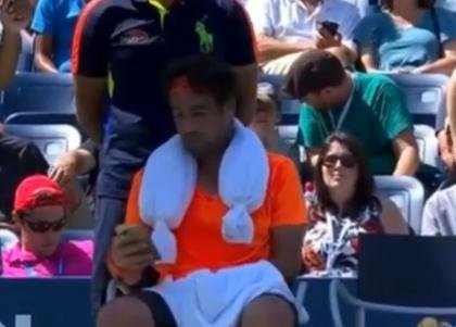 VIDEO: Toda la concentración de Baghdatis...para mandar un sms en pleno partido