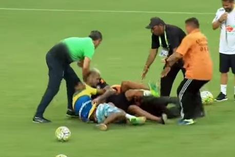 -VIDEO-Neymar, al piso tras invasión de campo en un entrenamiento de Brasil