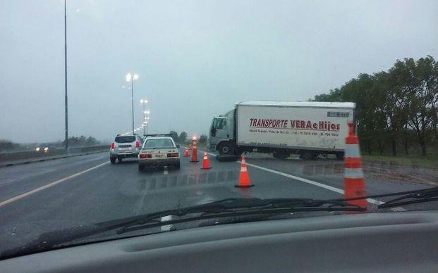 Autopista: calzada reducida y demoras hacia la Ciudad por un accidente