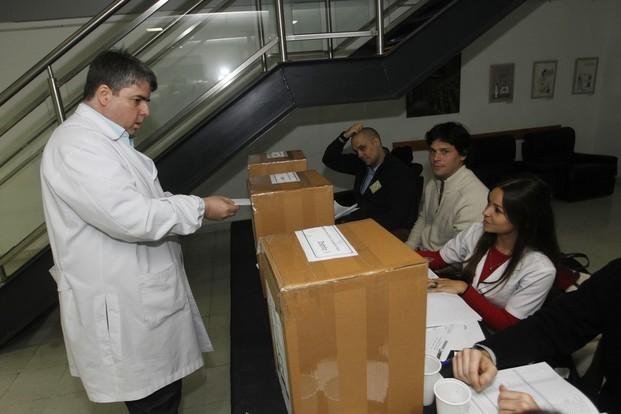 Entre 3 listas, los médicos platenses eligen al director del distrito de la caja previsional