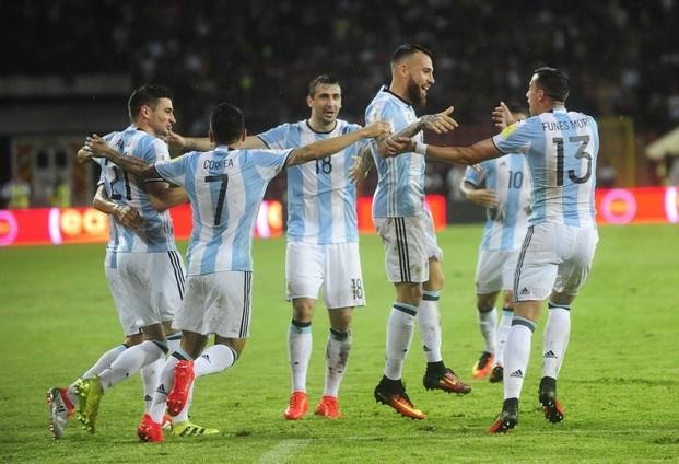Pratto, el mejor por empeño, actitud y el gol, en un equipo muy flojo