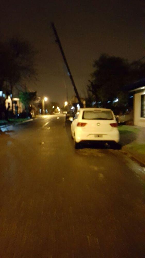 Advierten por poste de luz inclinado en 4, 80 bis y 81