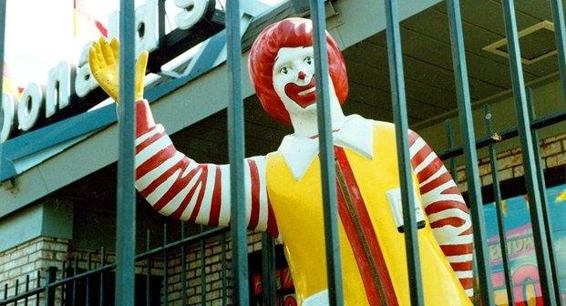 Condenado a trabajos comunitarios por intentar robar un inodoro en Mc Donalds