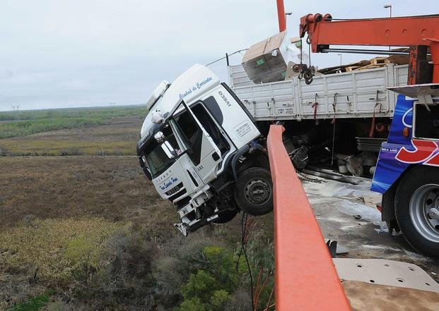 Colgados del camión a 60 metros de altura