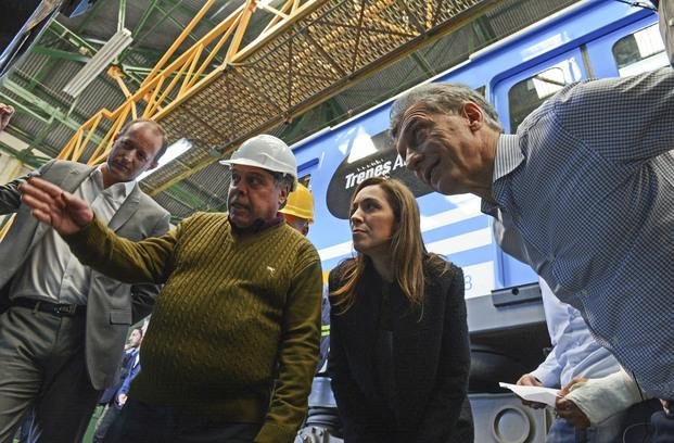 Macri visitó talleres ferroviarios
junto a Vidal