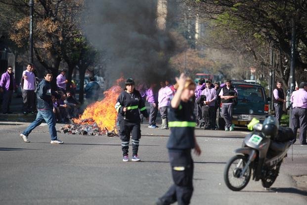 Una ruidosa protesta por salarios en diagonal 74 y 5