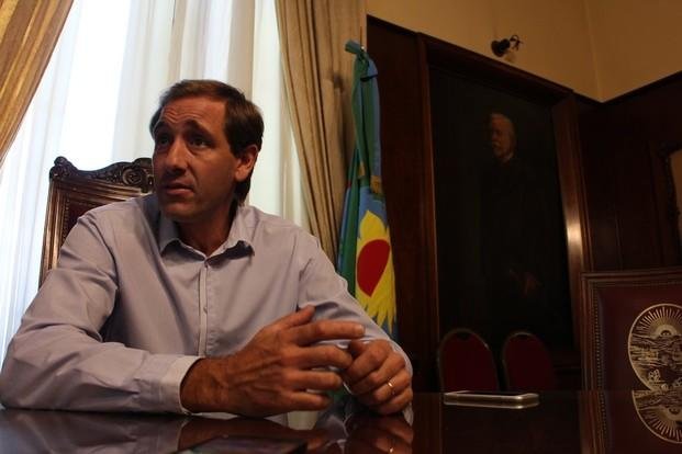 Para Garro, la Ciudad vive una “emergencia” por baches y luminarias