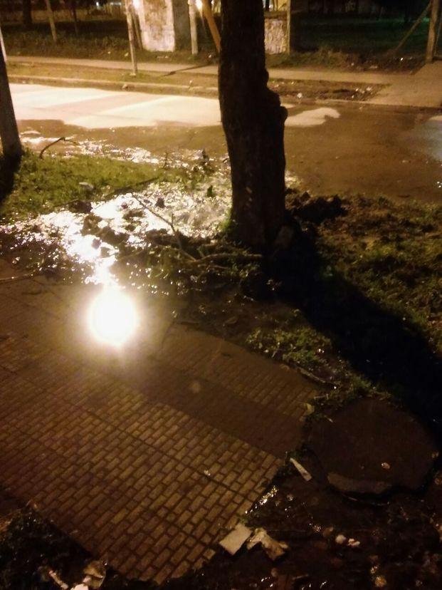 Quejas en Berisso por la rotura de un caño en la vereda